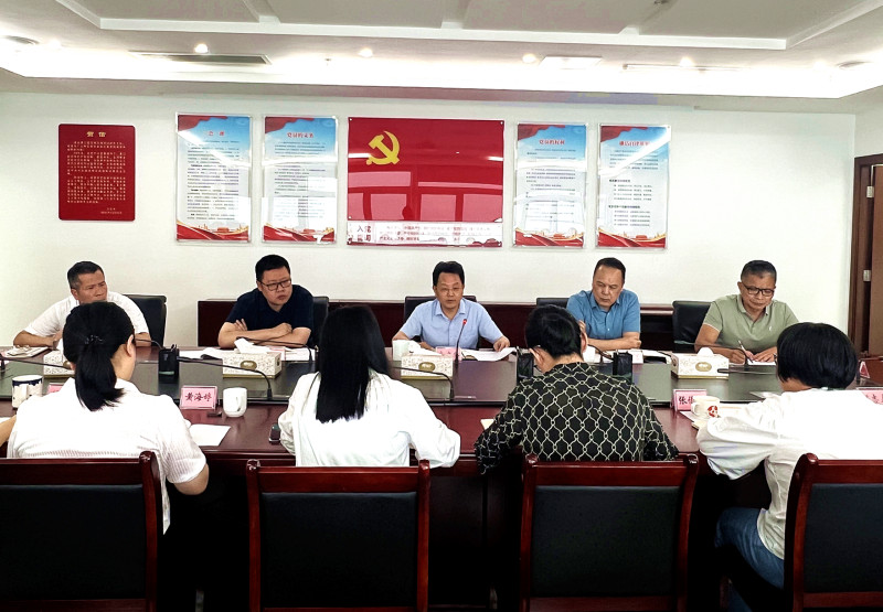 【800】0514青年干部座谈会配图1（副本）.png